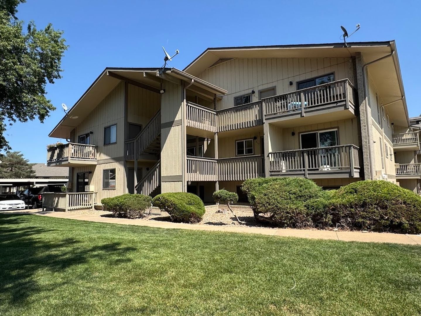 Building Photo - 625 Manhattan Pl