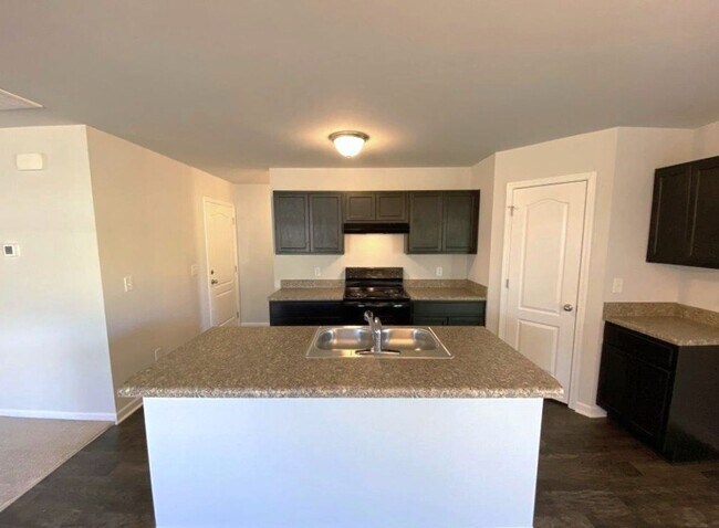 Building Photo - Beautiful 3 Bedroom, 2 1/2 Bathroom Home off Robinhood Rd in Winston!