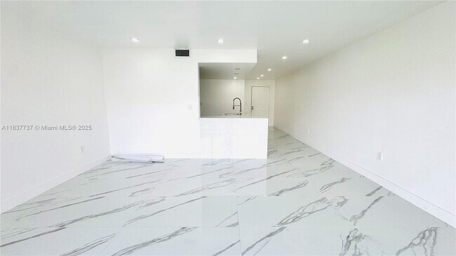 Building Photo - 9375 Fontainebleau Blvd