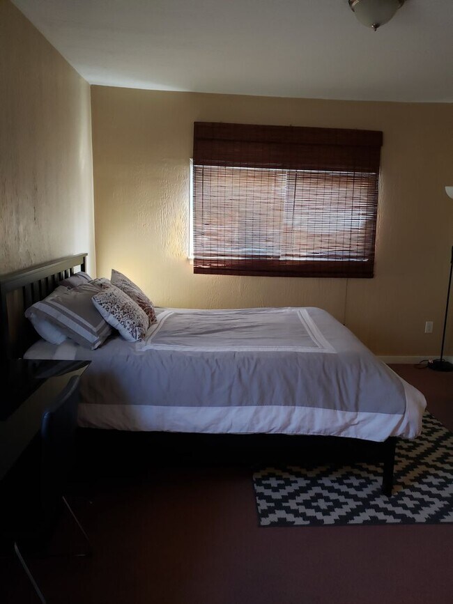 Building Photo - Stylish & Spacious 3-Bedroom Home with Off...
