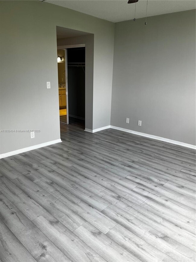 Building Photo - 4200 Hillcrest Dr
