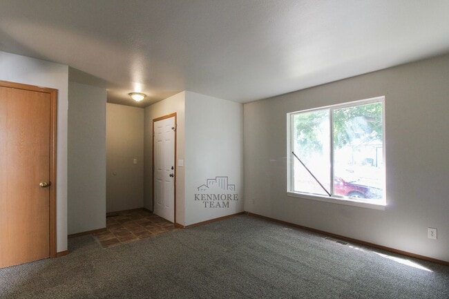 Building Photo - 825 S Elm St
