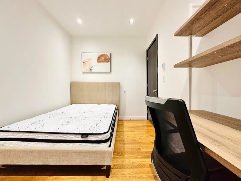 Building Photo - Furnished room/NOT APARTMENT