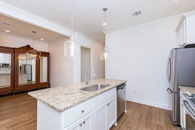 Building Photo - 8120 Stonelake Cir Ave E