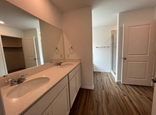 Building Photo - Modern 4-Bed, 2-Bath Retreat with Soaking ...