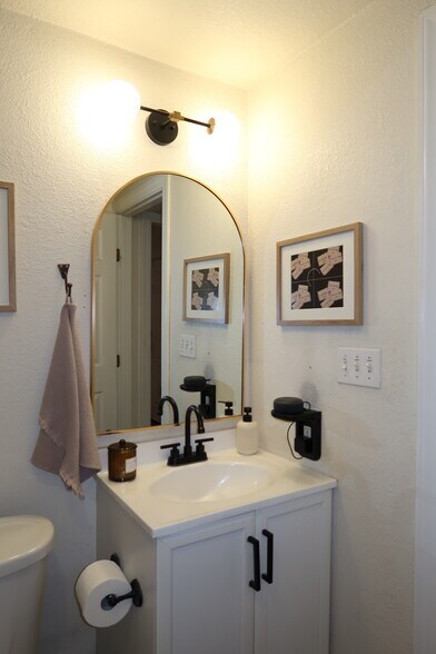 Building Photo - 11002 Lakeside Dr