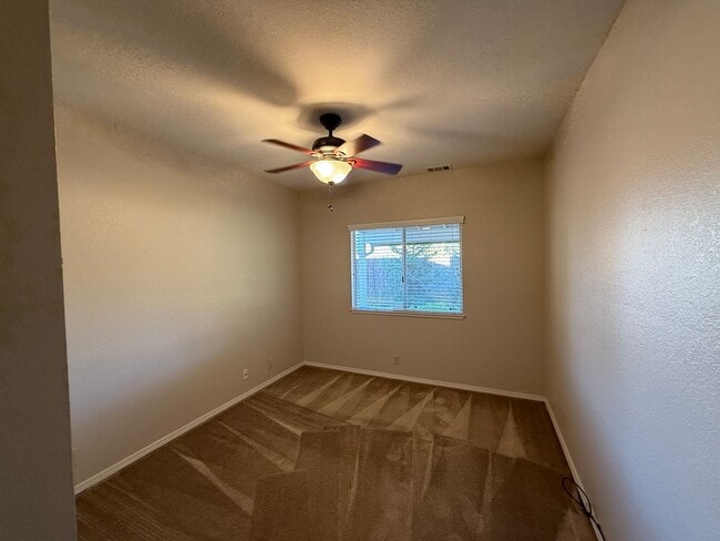 Building Photo - 4-bedroom plus a loft on a court in Escalon!