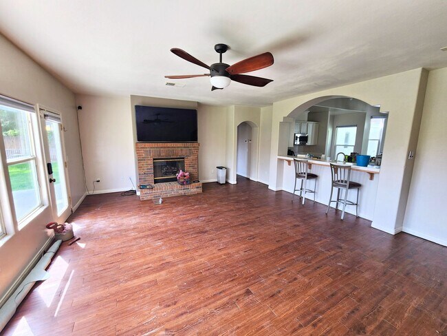 Building Photo - Beautiful home with paid Solar in Seven Oaks!