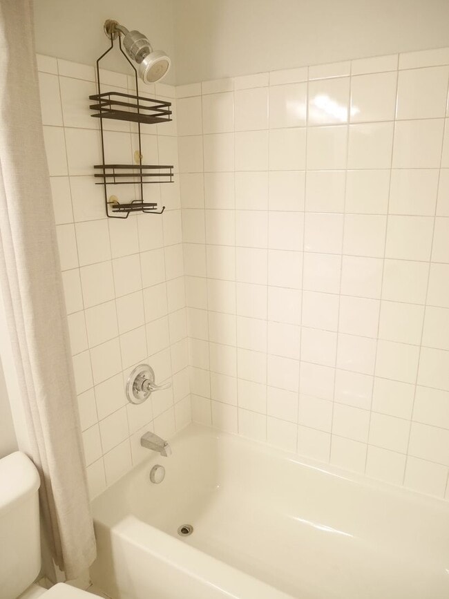 Building Photo - Spacious 1-Bedroom Condo Close to Everythi...