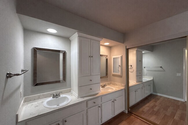 Building Photo - THIS is YOUR home, stunning 4/2 w/ AC, near Foothills