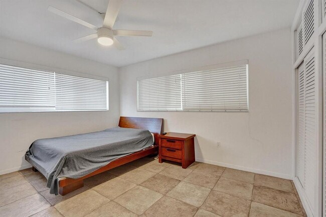 Building Photo - 2760 Yacht Club Blvd