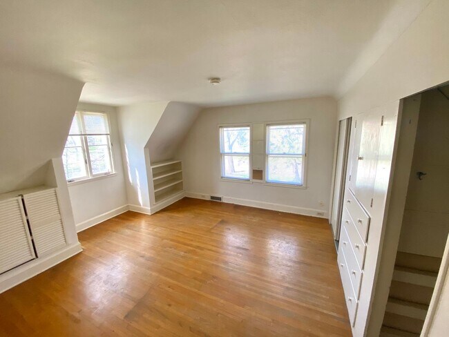 Building Photo - Stunning Historic 4 Bed Home Near NDSU