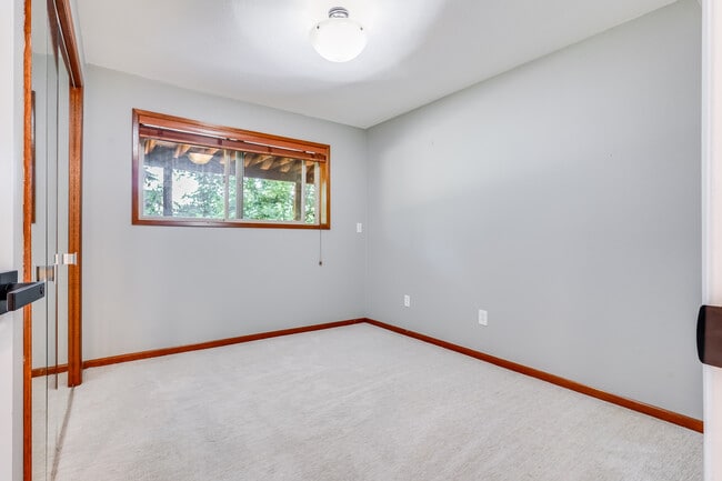 Building Photo - 1321 SE Eastwood Ct