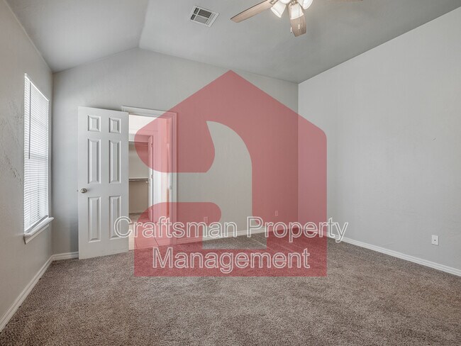 Building Photo - 2707 Silvertree Dr