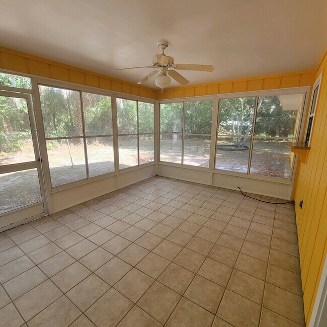 Screened in porch - 110 Park St