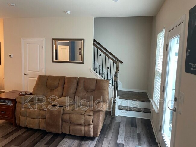 Building Photo - 245 White Oak Ridge Dr
