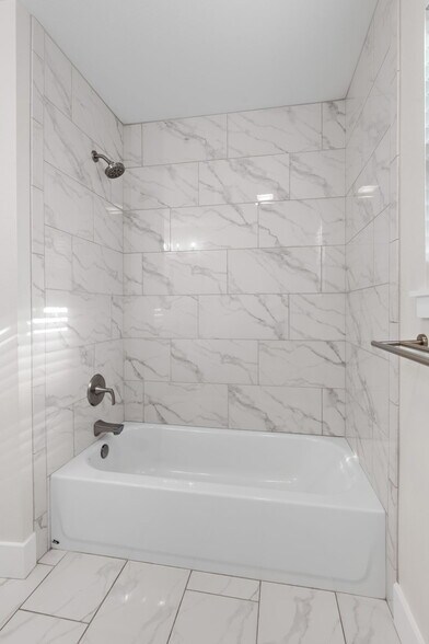 Building Photo - 1735 Woodridge Dr