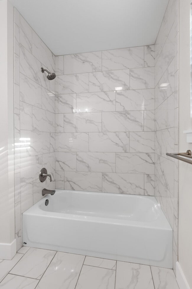 Building Photo - 1735 Woodridge Dr