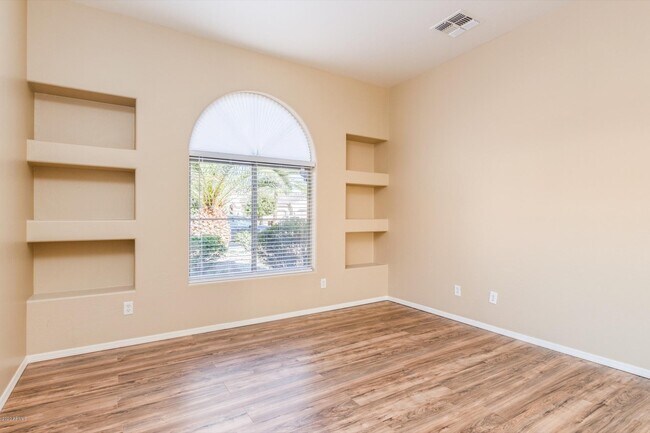 Building Photo - 951 W Orchard Ln