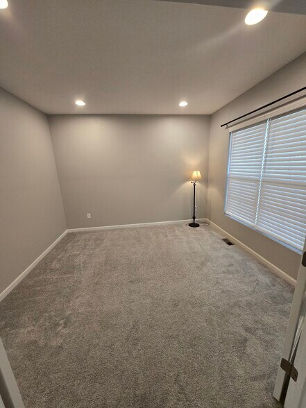 Building Photo - 6885 Charlestown Ln