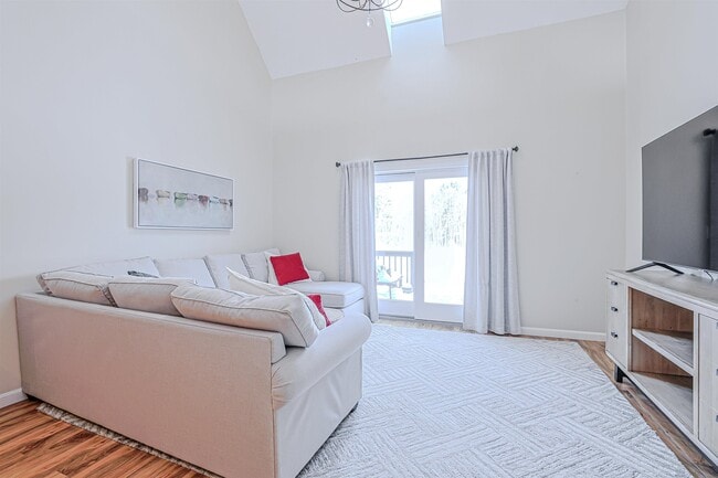 Building Photo - 35 Montrose Dr