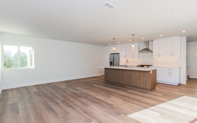 Building Photo - DunstanSt - 2270