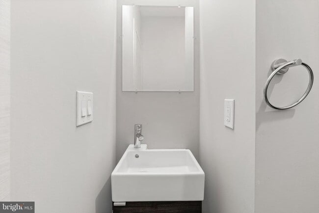 Building Photo - 2142 Master St