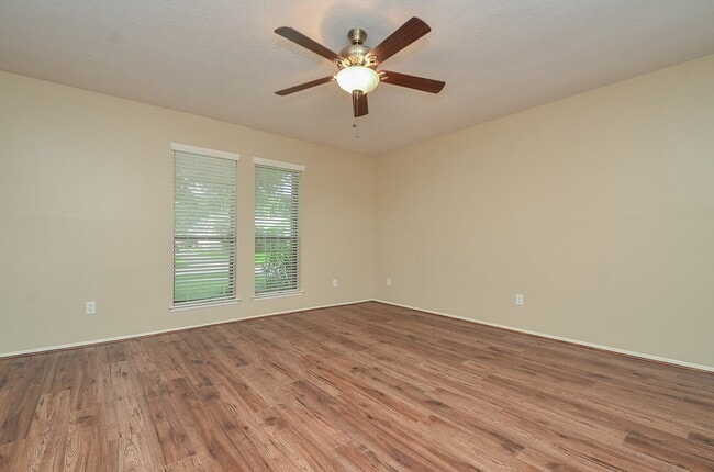 Building Photo - 3027 Colonial Dr