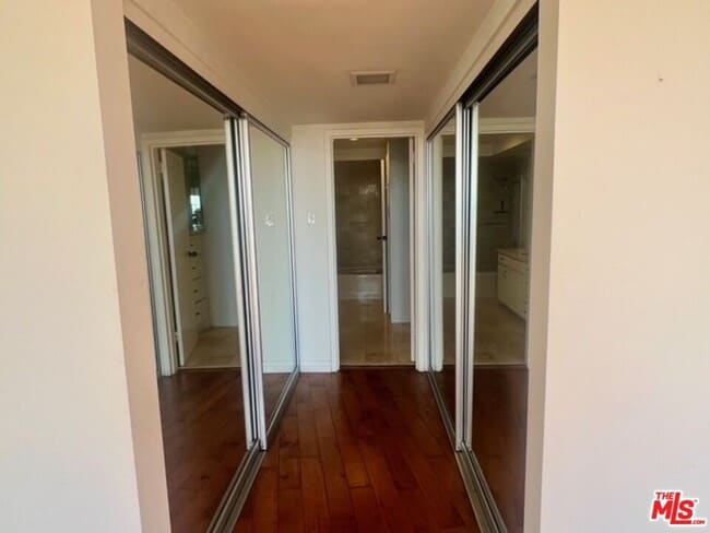 Building Photo - 4314 Marina City Dr