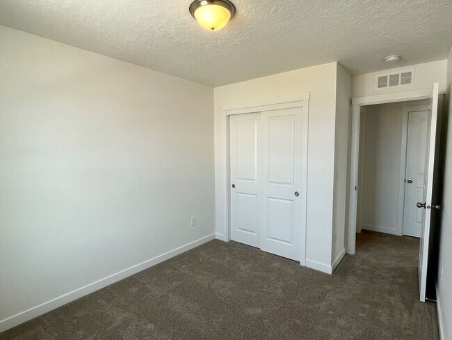 Building Photo - Bright and spacious 4 Bedroom 2.5 Bath hom...