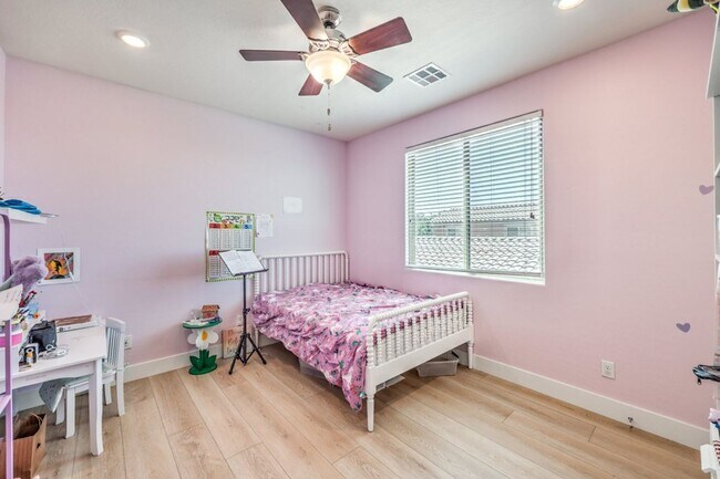 Building Photo - Elegant 5-Bedroom Henderson Home in the Heart of Green Valley
