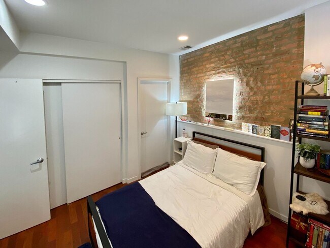 Building Photo - Wicker Park Amazing 2 Bedroom. Brazilian Cherry Floors. Central Heat/AC. Laundry. Free Fast Inter...