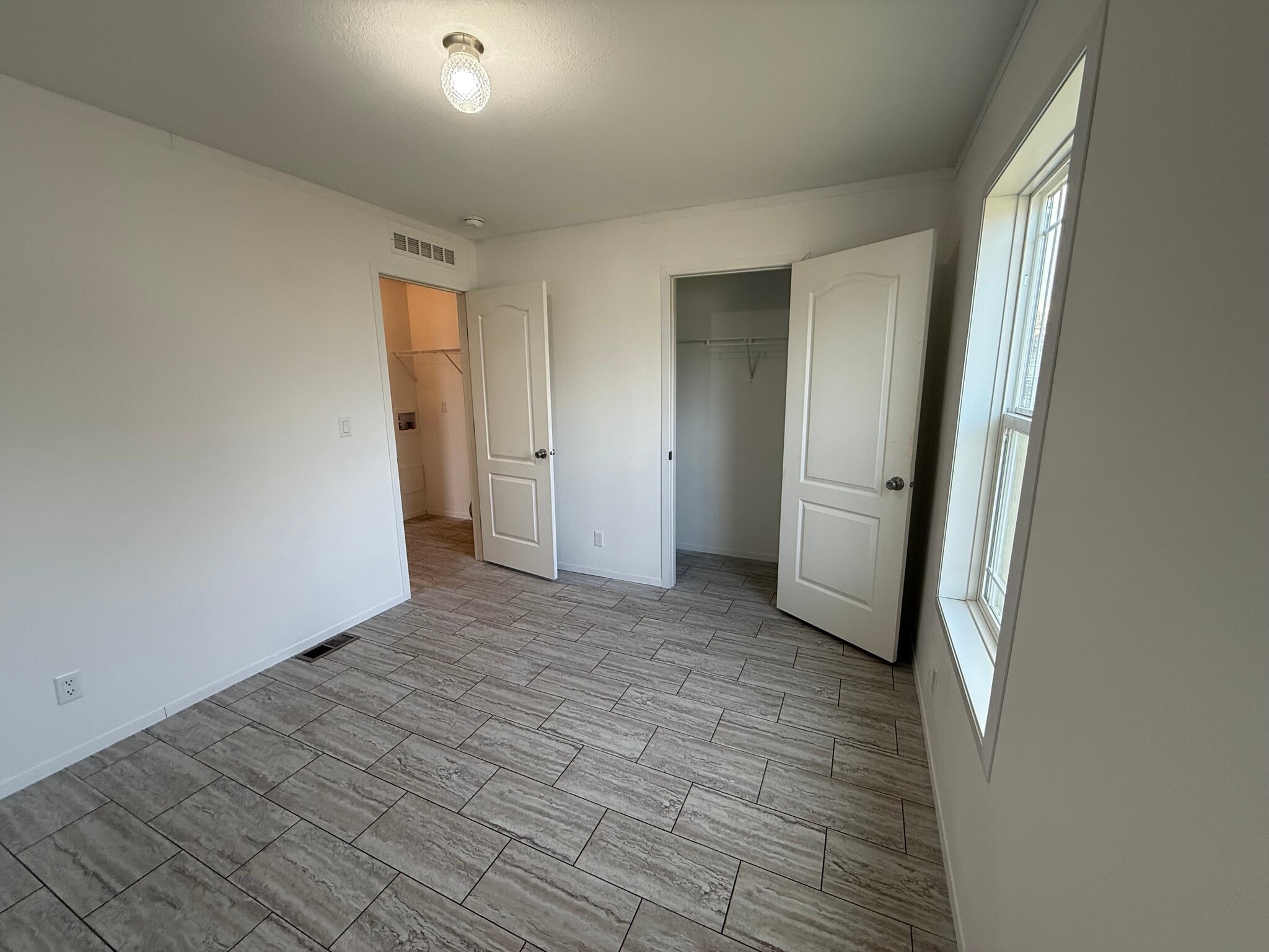 Building Photo - 4 Northglen Dr