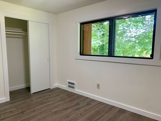 Building Photo - E1504