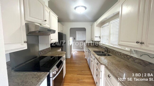 Building Photo - Light-Filled 3 BD | 2 BA Home in the Heart of Sellwood!