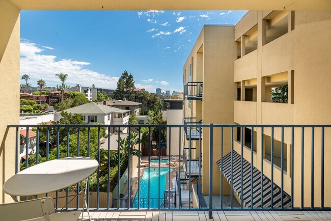 Building Photo - Beautiful Bankers Hill 2 bedroom condo