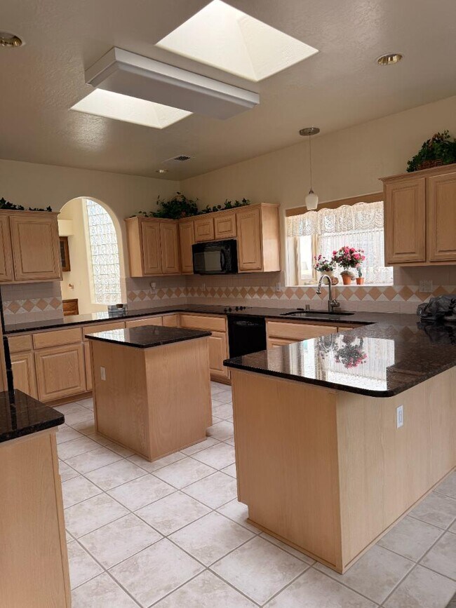 Building Photo - 711 Tramway Pl NE