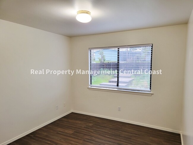 Building Photo - AVAILABLE NOW - 3 Bed, 2.5 Bath Grover Bea...