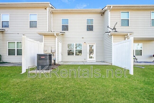 Building Photo - 402 Whippet St