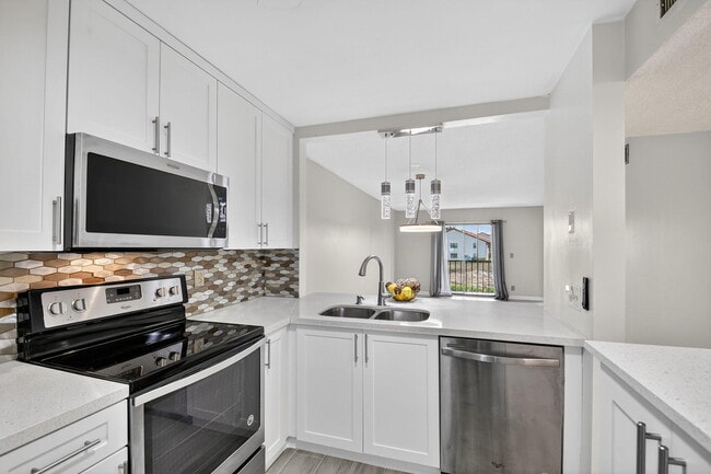 Building Photo - 7142 Golf Colony Ct