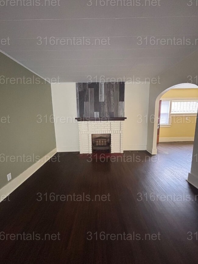 Building Photo - 3 bed 1 bath available NOW!