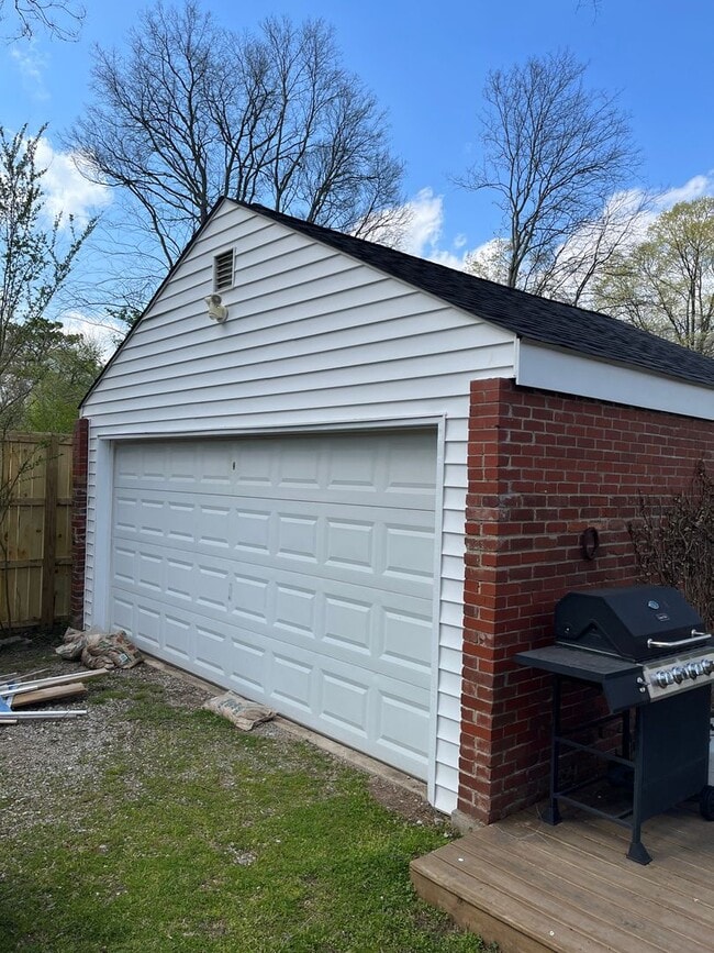 Building Photo - Renovated 2 Bedroom/ 1 Bath Duplex minutes to 12th South, Lipscomb, Belmont and Vandy with 2 Car ...