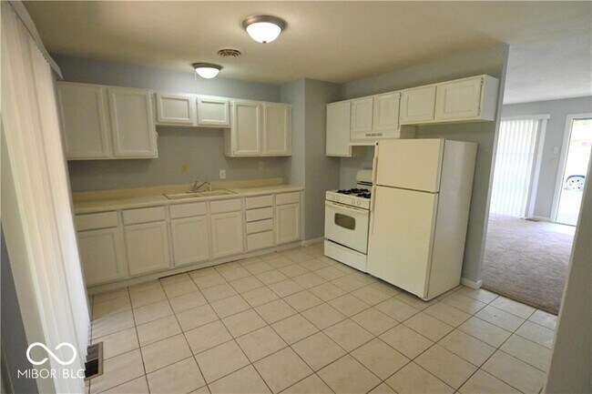 Building Photo - 4940 Leone Dr