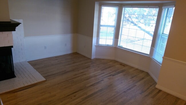 Building Photo - Great Town Home in Fantastic Location