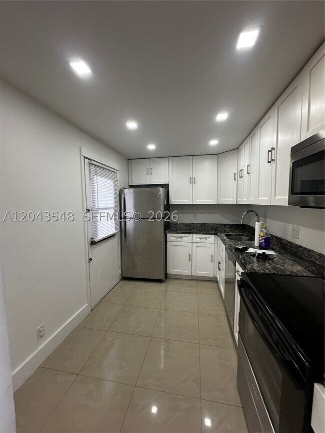 Building Photo - 3475 N Country Club Dr