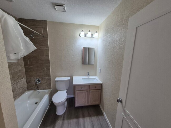 Building Photo - 4018 Sunrise Cove Dr
