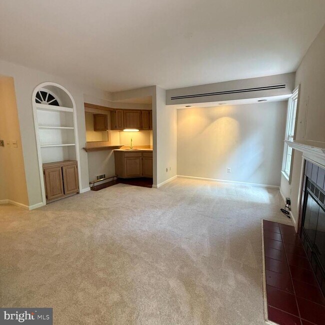 Building Photo - 8442 Springfield Oaks Dr