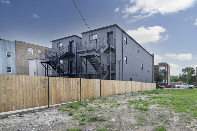 Building Photo - 1422 E 66th Pl