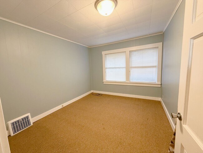 Building Photo - 2 & 4 Bedroom Apartments with Classic Charm & Bay View