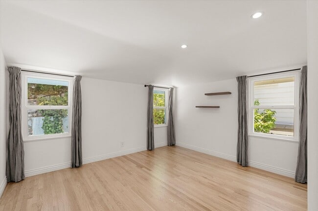 Building Photo - This beautifully updated 4-Bed, 2-Bath Home in Glenoaks Canyon is now available!